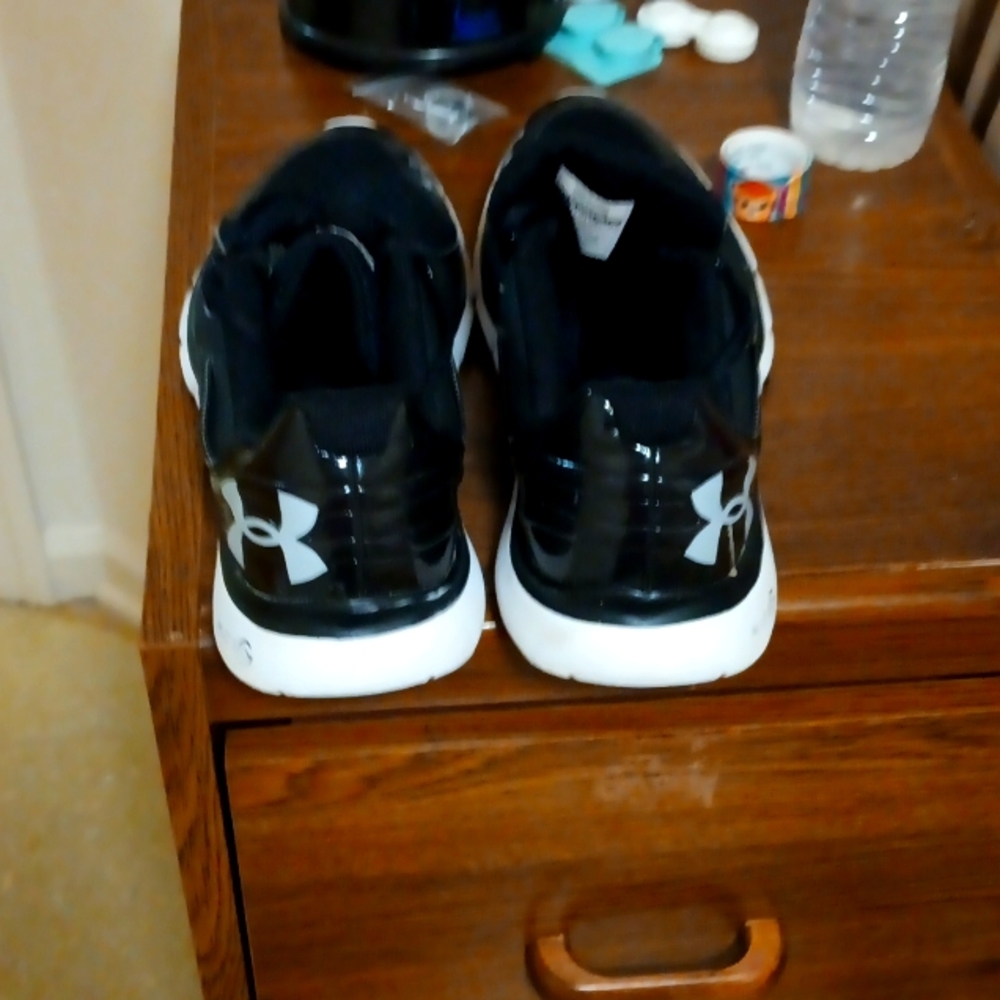 Tennis shoes